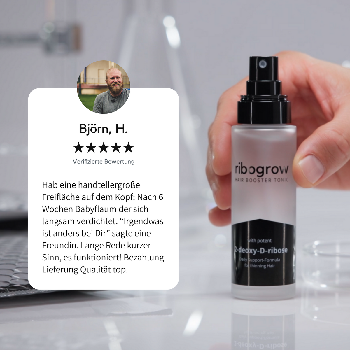 Testimonial zu ribogrow® Haarwuchsmittel: Neben einer Nahaufnahme des ribogrow® Hair Booster Tonic hält eine Hand das Produkt. Links ein Kundenbewertungs-Kasten mit Profilfoto, Name ‚Björn H.‘, Fünf-Sterne-Bewertung und Erfahrungsbericht über sichtbaren Babyflaum und Haarverdichtung nach 6 Wochen Anwendung. Darstellung betont Wirksamkeit, Kundenzufriedenheit und Produktqualität.
