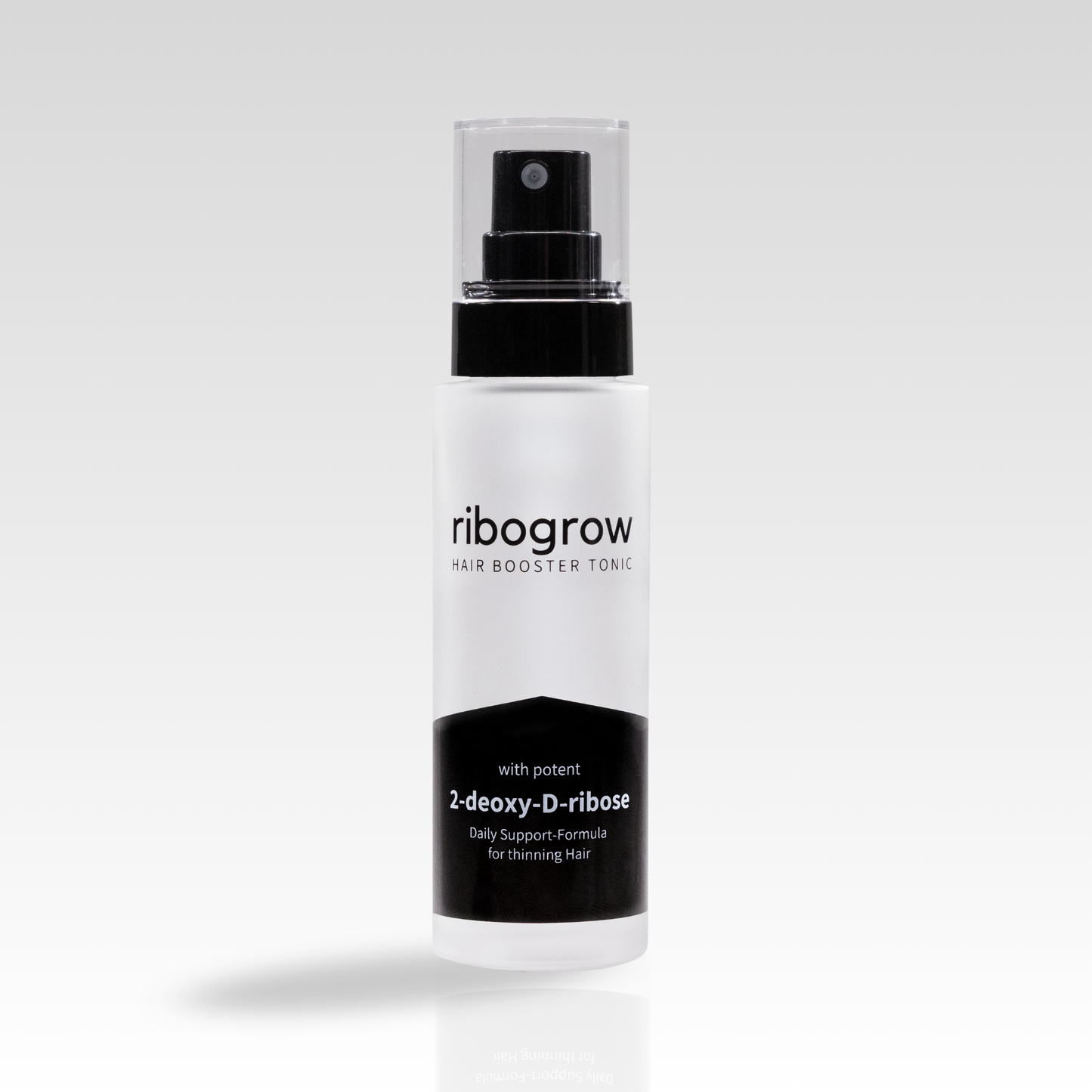 Einzelne Flasche ribogrow Hair Booster Tonic aus mattem Glas mit schwarzem Sprühkopf und transparenter Kappe, auf hellem, weich verlaufendem Hintergrund stehend.
