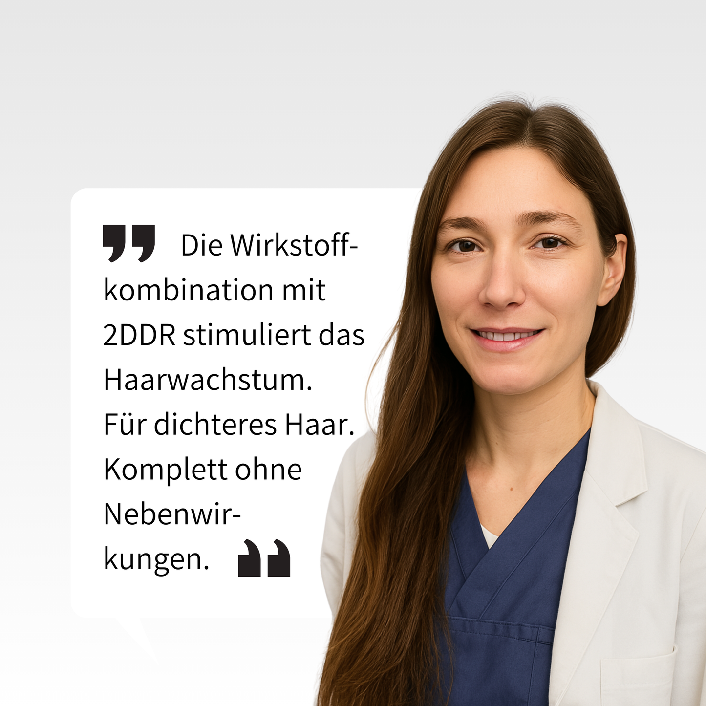 Junge Ärztin im weißen Kittel und blauer Kleidung lächelt in die Kamera, daneben ein Zitat: „Die Wirkstoffkombination mit 2DDR stimuliert das Haarwachstum. Für dichteres Haar. Komplett ohne Nebenwirkungen.“ auf weißem Hintergrund mit Anführungszeichen-Design.