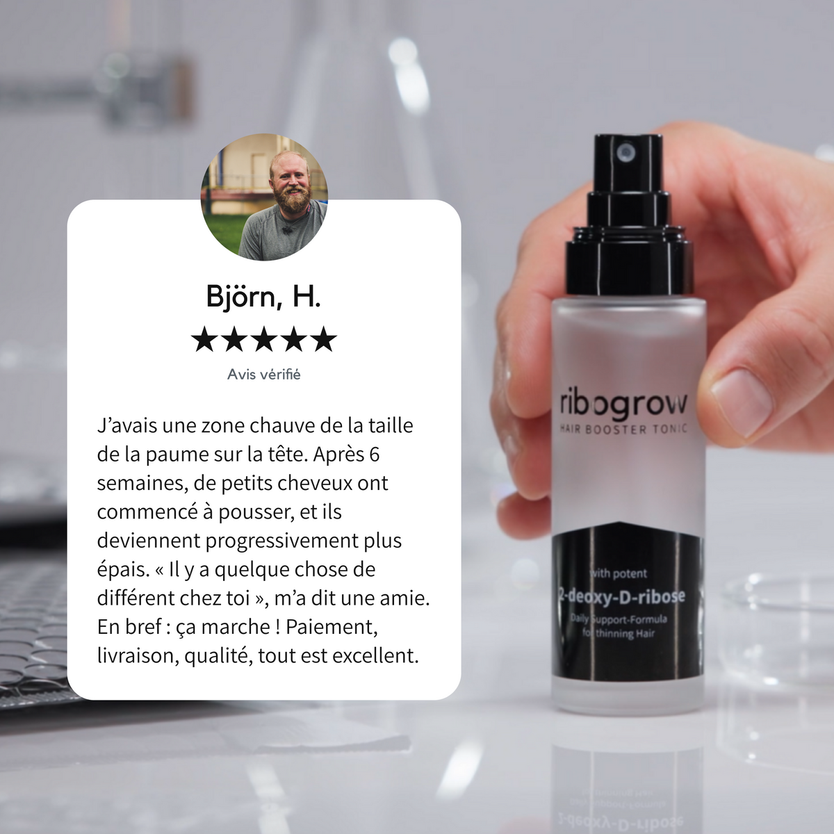 Flacon de ribogrow Hair Booster Tonic avec vaporisateur, tenu dans une main, accompagné d’un avis client vérifié de Björn H., noté 5 étoiles. Le client témoigne de l’apparition de nouveaux cheveux après 6 semaines d’utilisation, d’une chevelure progressivement plus épaisse et de sa satisfaction concernant la qualité et la livraison du produit.