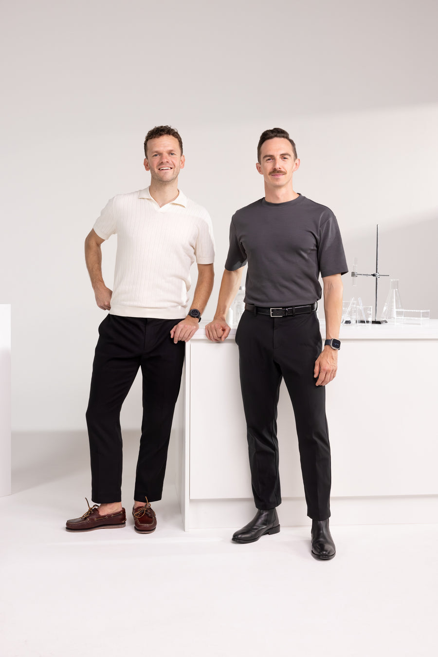Zeigt die Gründer von ribogrow® in einem weissen Labor-Setup