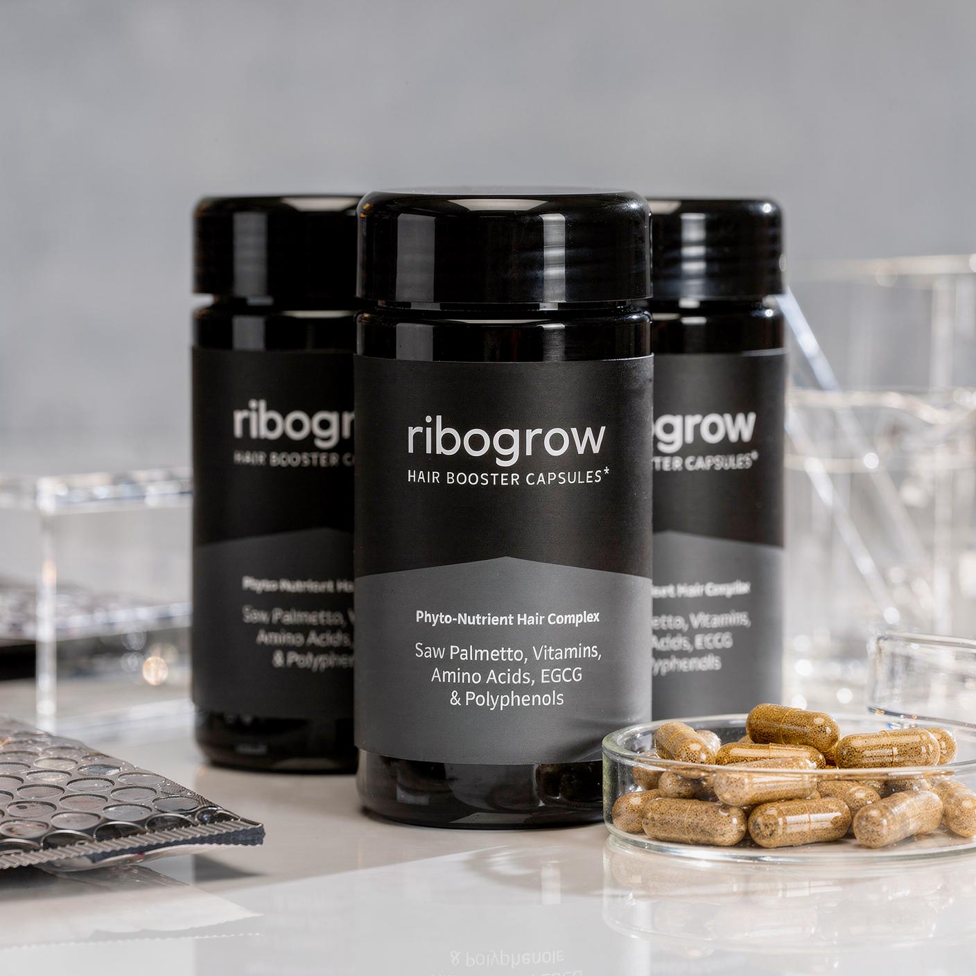 Zeigt den 3 Packs ribogrow Hair Booster Capsules mit 180 Kapseln für drei Monate. Mit dem Phyto-Nutrient Hair Complex zur Erhaltung normaler Haare