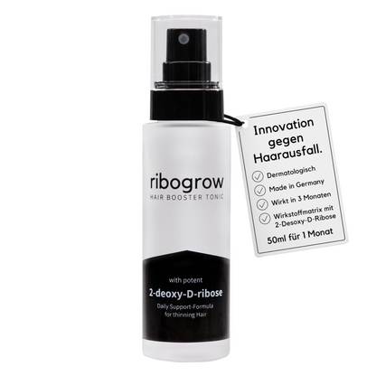 Produktfoto des ribogrow Hair Booster Tonic gegen Haarausfall. Der Glasflakon zeigt die Wirkstoffformel 2-deoxy-D-ribose für dünner werdendes Haar. Daneben hängt ein Etikett mit den Vorteilen: dermatologisch getestet, Made in Germany, sichtbare Wirkung in 3 Monaten, innovative Wirkstoffmatrix mit 2-Desoxy-D-Ribose sowie 50-ml-Inhalt für einen Monat.