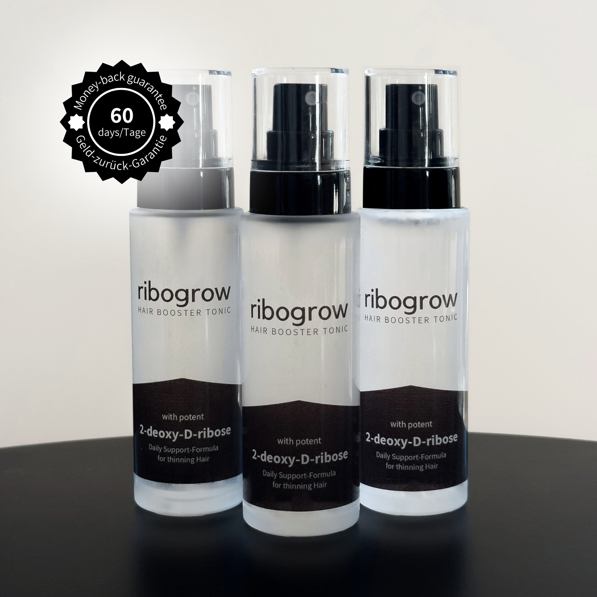 Zeigt das ribogrow Hair Booster Tonic gegen Haarausfall mit 3 Flaschen auf einem neutralen Hintergrund mit einem Icon, das die 60 Tage Geld-zurück-Garantie symbolisiert.