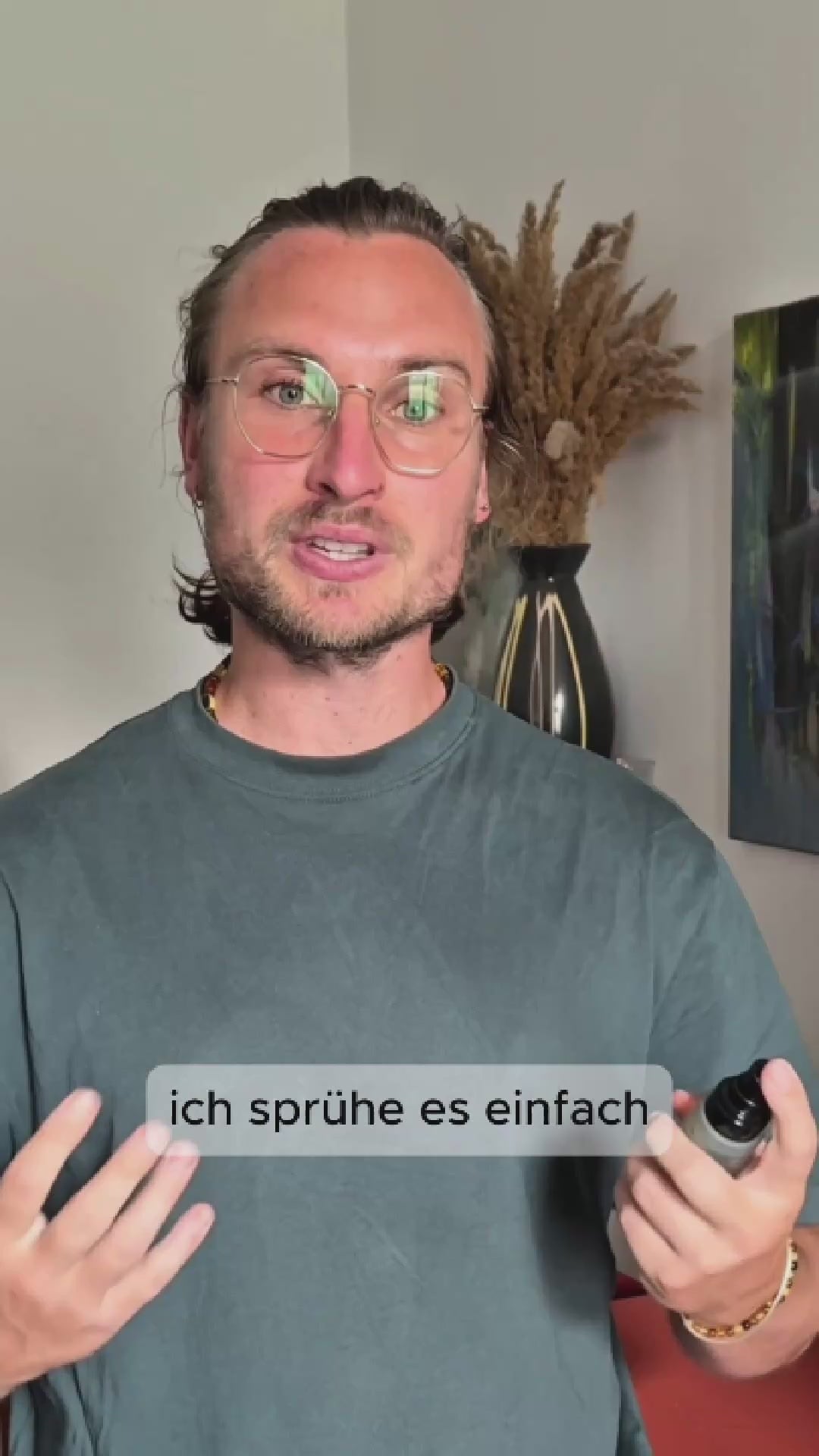 UGC Video von Martin, der die Anwendung des ribogrow Hair Booster Tonics erklärt.