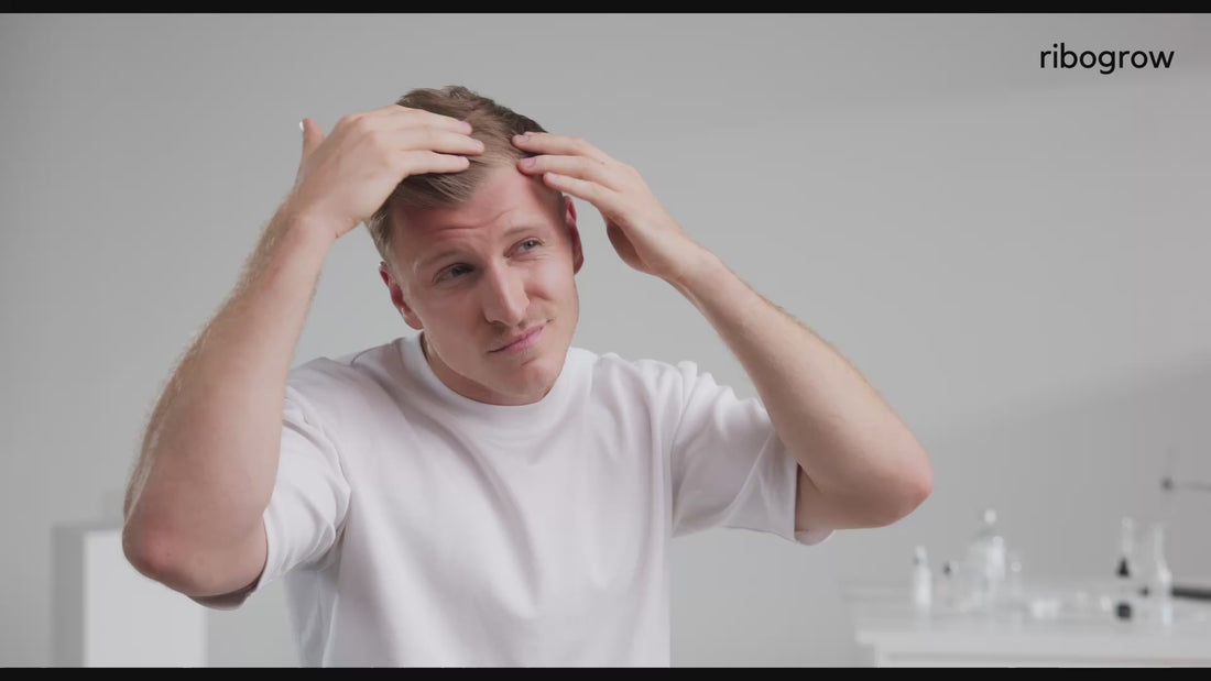 ribogrow Hair Booster Tonic Produktfilm. Zeigt die komplette Anwendung des ribogrow Hair Tonics Serums mit einem blonden Mann in weissem Labor-Setup