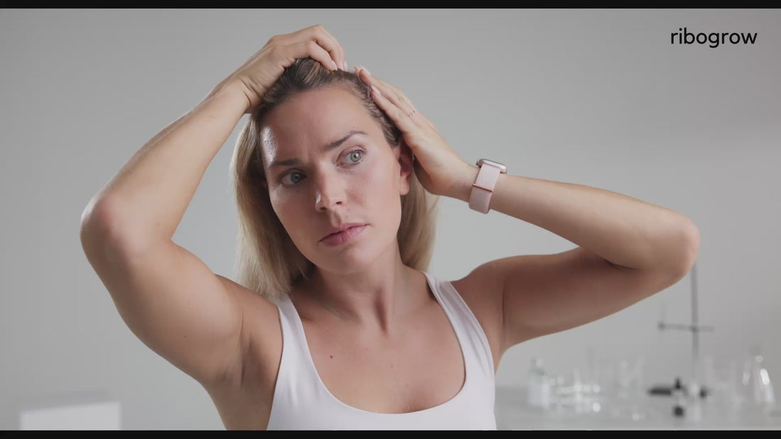 ribogrow Hair Booster Serum Produktfilm. Zeigt die komplette Anwendung des ribogrow Hair Booster Serums mit einer blonden Frau in weissem Labor-Setup