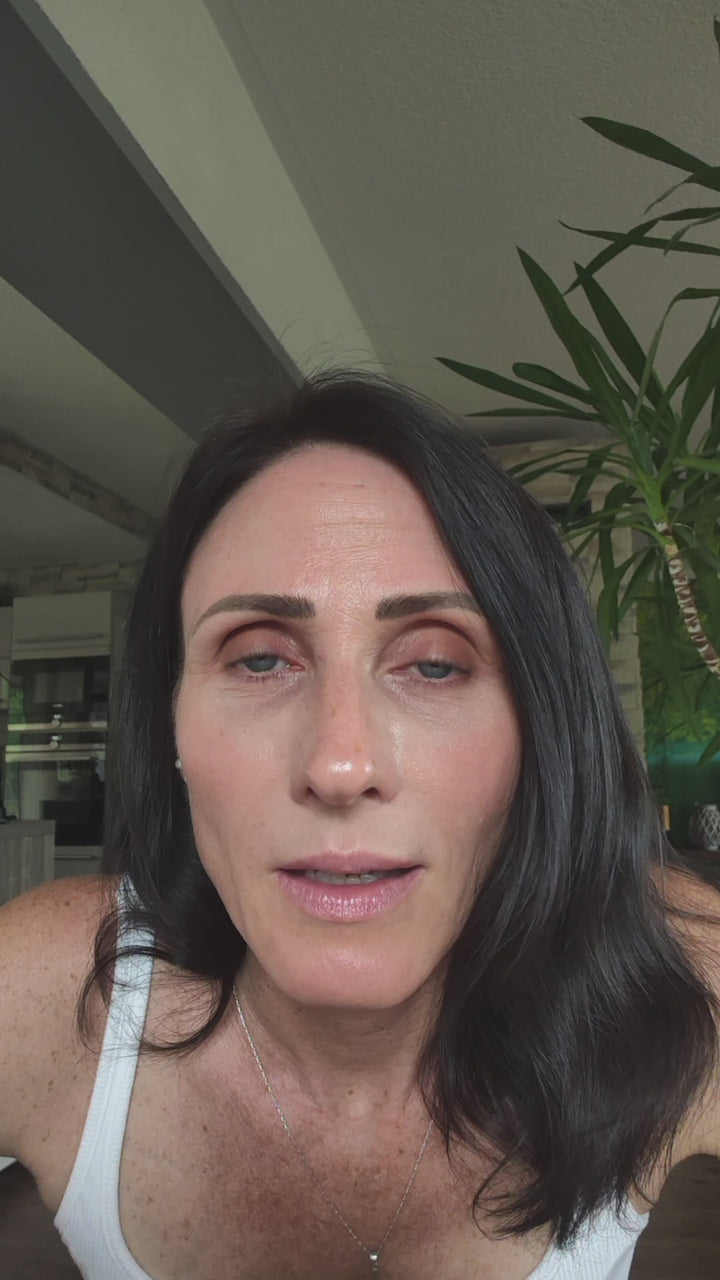 Testimonial-Video von Carina H., die selbst mit Haarausfall zu kämpfen hatte