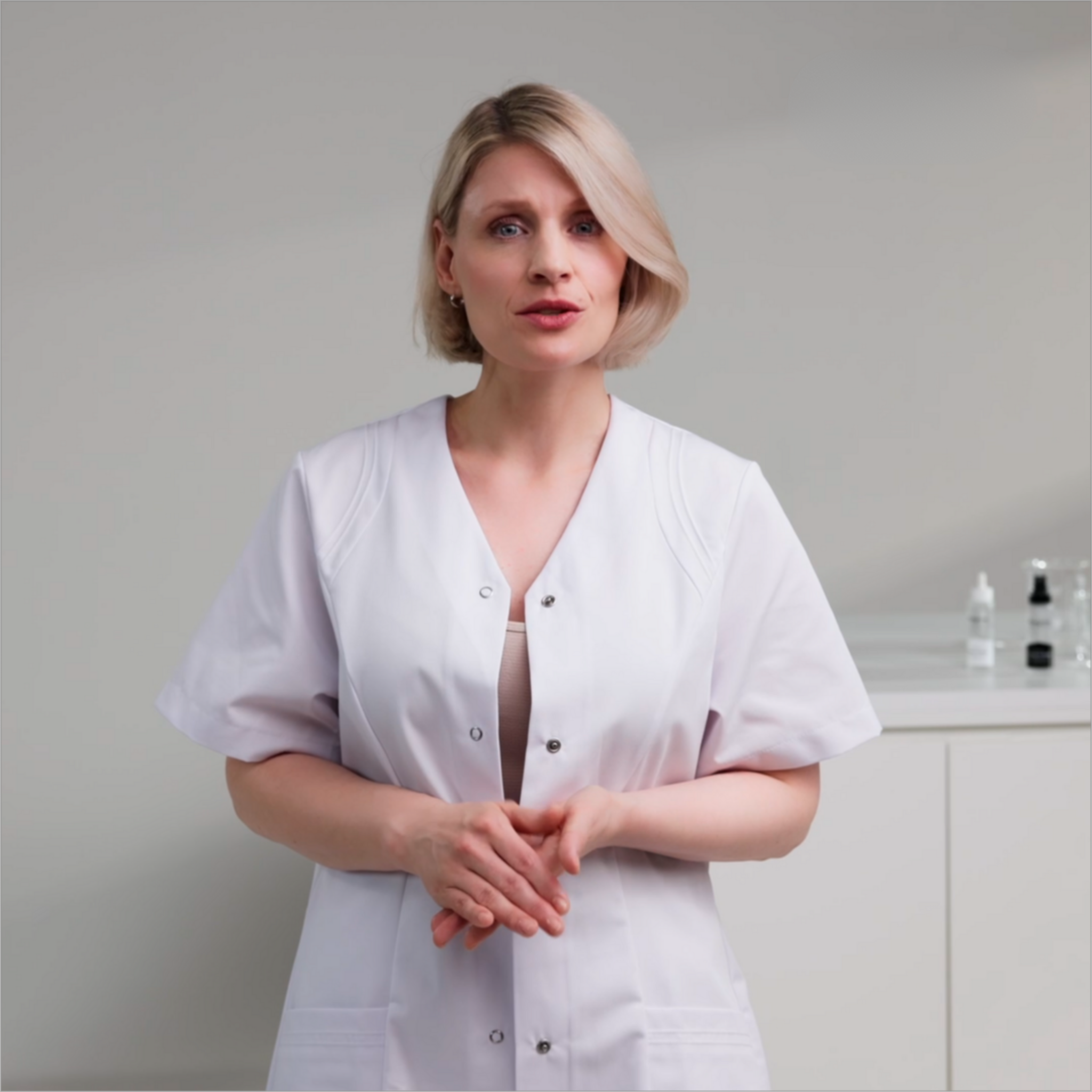 zeigt eine Dermatologin wie Sie über ribogrow spricht: "Die einzigartige Wirkstoffkombination mit 2-Desoxy-D-Ribose stimuliert das Haarwachstum von der Wurzel aus. Für dichteres Haar in nur 3 Monaten. Komplett ohne Nebenwirkungen"
