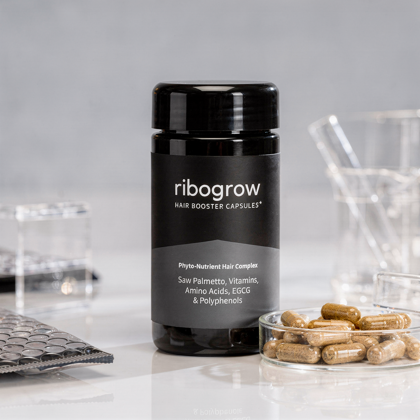 Zeigt den Pack der ribogrow Hair Booster Capsules mit 60 Kapseln für einen Monat. Mit dmr Phyto-Nutrient Hair Complex zur Erhaltung normaler Haare