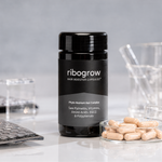 Zeigt den Pack der ribogrow® Hair Booster Capsules mit 60 Kapseln für einen Monat. Mit dmr Phyto-Nutrient Hair Complex zur Erhaltung normaler Haare