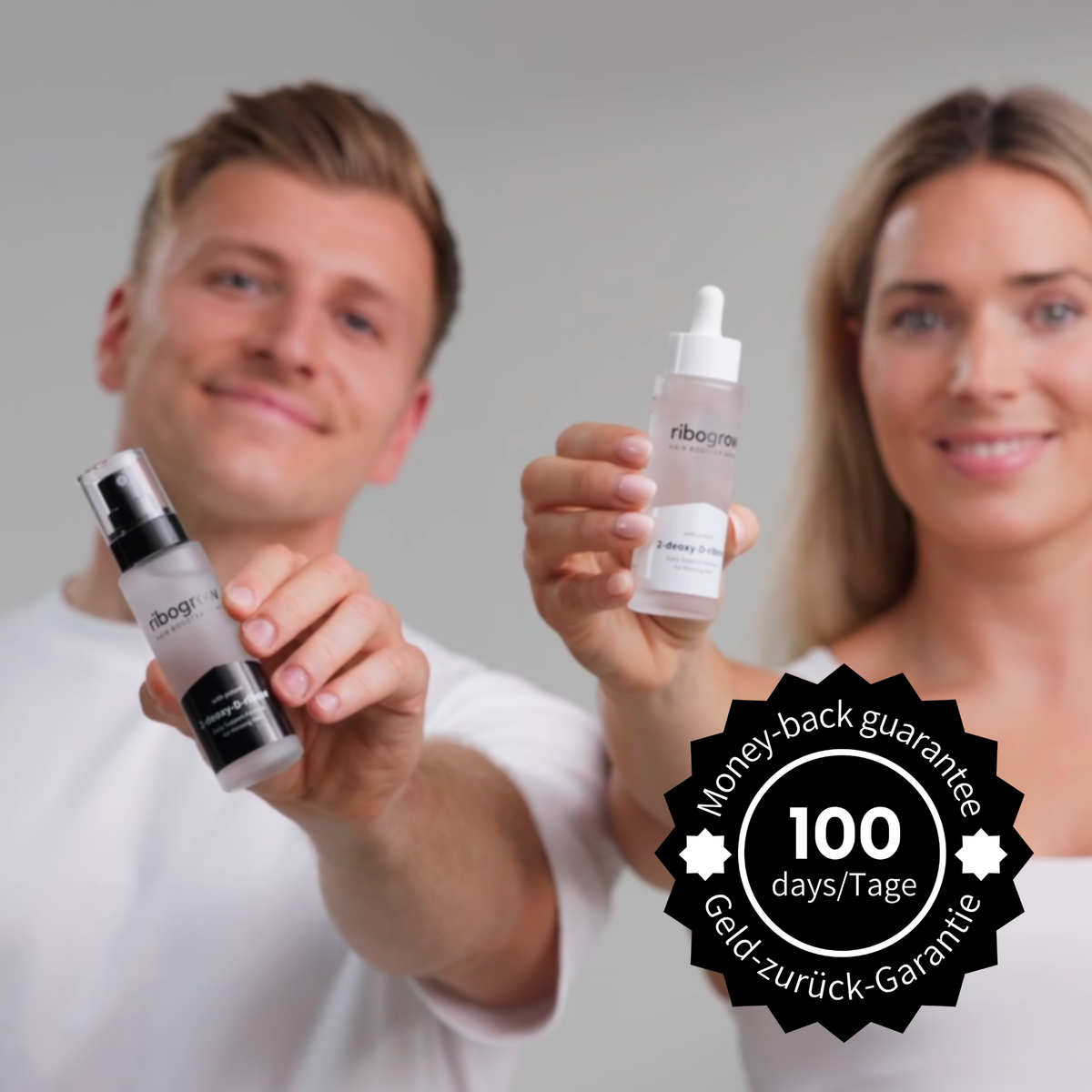 Zeigt zwei Models mit ribogrow Hair Booster Tonic und Serum und einem Icon mit der 100 Tage Geld-zurueck-Garantie. 
Shows two models with ribogrow Hair Booster Tonic and Serum and an icon with the 100-day money-back guarantee.