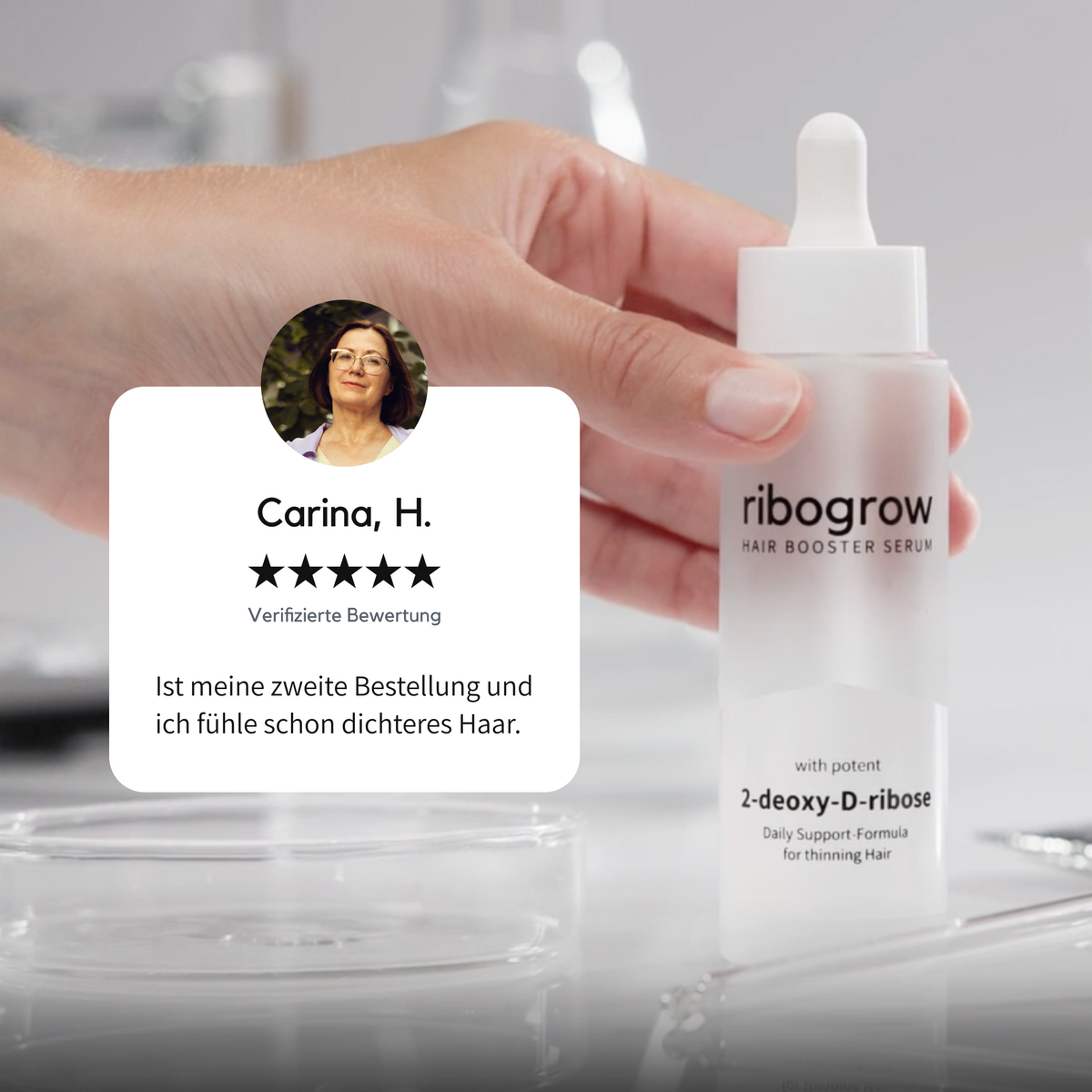 ribogrow® Hair Booster Serum wird von einer Hand gehalten, im Vordergrund steht ein Kundenbewertungs-Kasten mit Profilfoto, Name ‚Carina H.‘, Fünf-Sterne-Bewertung und dem Text ‚Ist meine zweite Bestellung und ich fühle schon dichteres Haar.‘ Das Produkt zeigt die Wirkstoffformel 2-deoxy-D-ribose für dünner werdendes Haar. Darstellung betont Wirksamkeit, Kundenzufriedenheit und Haarwachstum.