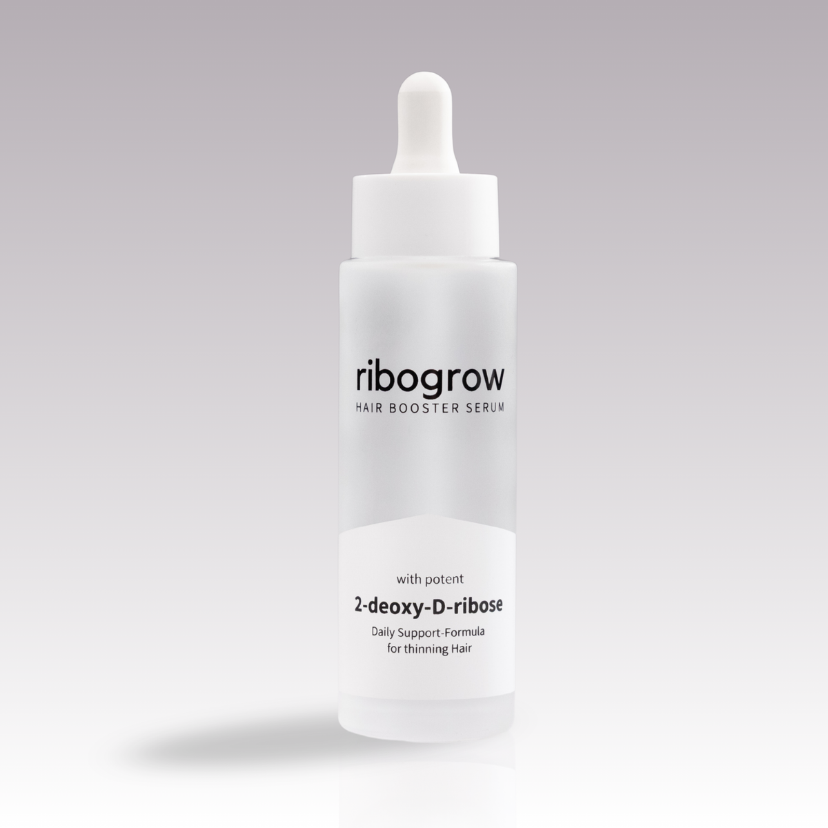 Einzelne Flasche ribogrow Hair Booster Serum aus mattem Glas mit weißem Pipettenverschluss, auf hellem, sanft verlaufendem Hintergrund stehend.
