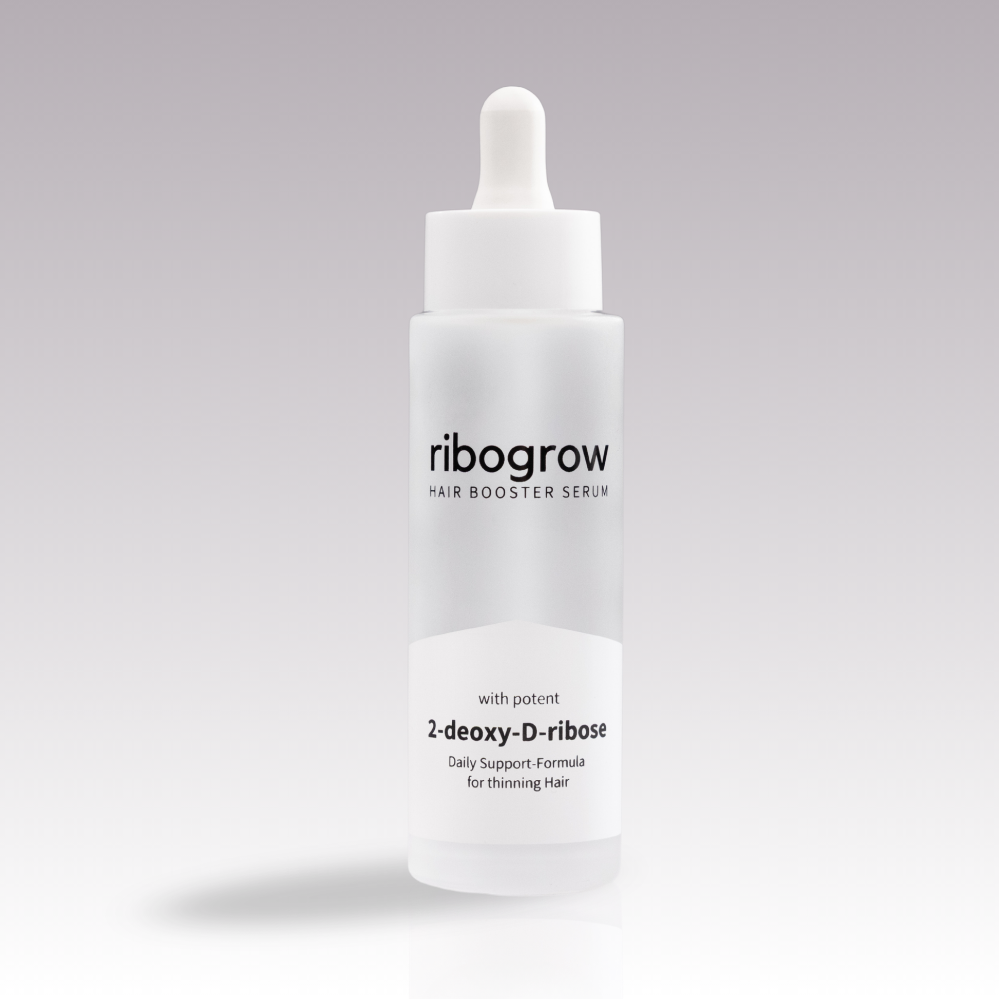 Einzelne Flasche ribogrow Hair Booster Serum aus mattem Glas mit weißem Pipettenverschluss, auf hellem, sanft verlaufendem Hintergrund stehend.