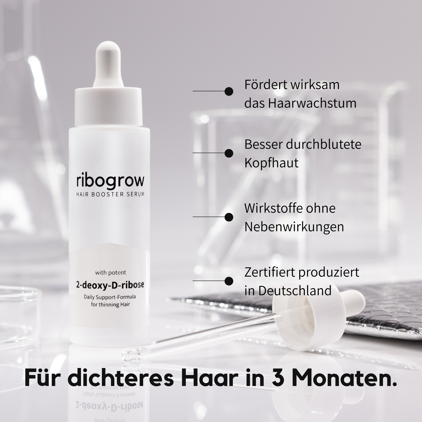 ribogrow Hair Booster Serum im weißen Glasflakon mit Pipette, präsentiert in einem Labor-Setting. Rechts stehen die Vorteile des Haarwuchsserums: fördert wirksam das Haarwachstum, verbessert die Durchblutung der Kopfhaut, Wirkstoffe ohne Nebenwirkungen und zertifiziert in Deutschland produziert. Unten der Claim: ‚Für dichteres Haar in 3 Monaten.‘ Darstellung betont Wirksamkeit, Qualität und wissenschaftliche Entwicklung gegen Haarausfall.