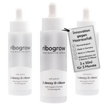 Drei Flaschen des ribogrow Hair Booster Serum mit Wirkstoff 2-deoxy-D-ribose. Rechts hängt ein Etikett mit den Vorteilen des Haarwuchsserums: dermatologisch entwickelt, Made in Germany, sichtbare Wirkung nach 3 Monaten und innovative Wirkstoffmatrix mit 2-Desoxy-D-Ribose. Hinweis: 3 × 50 ml für eine vollständige 3-Monats-Kur gegen Haarausfall.
