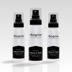 Drei Flaschen ribogrow Hair Booster Tonic aus mattem Glas mit schwarzem Sprühkopf und transparenter Kappe, nebeneinander auf hellem Hintergrund angeordnet.