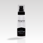 Einzelne Flasche ribogrow® Hair Booster Tonic aus mattem Glas mit schwarzem Sprühkopf und transparenter Kappe, auf hellem, weich verlaufendem Hintergrund stehend.