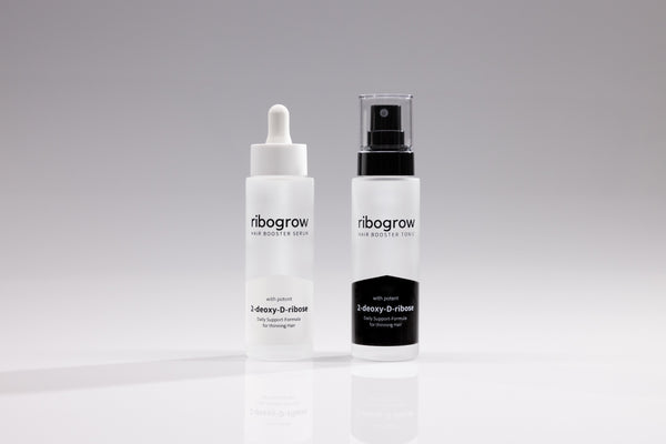 Hair Booster Serum et Tonic sur fond dégradé blanc-gris